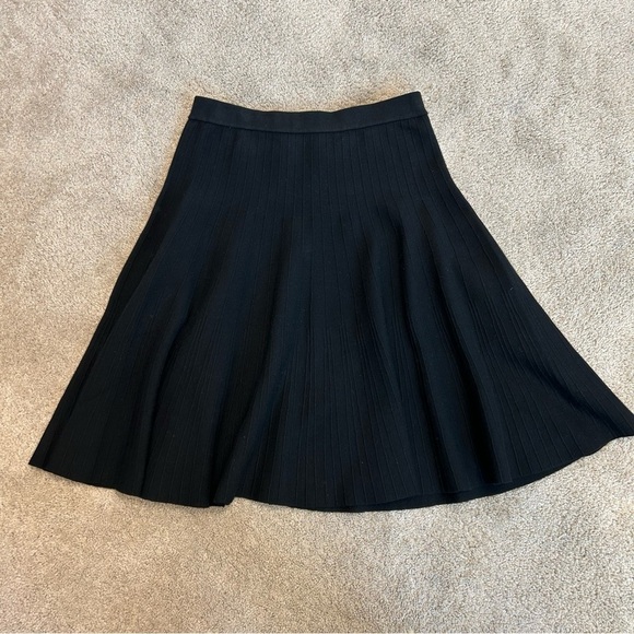 Black knit A-line mini skirt Sz M classy flowy stretchy pull-on - Picture 8 of 14